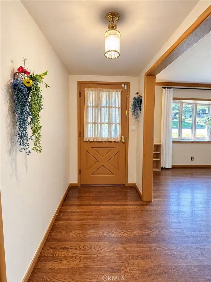 1934 Highland Oaks Dr - Photo 2 of 32