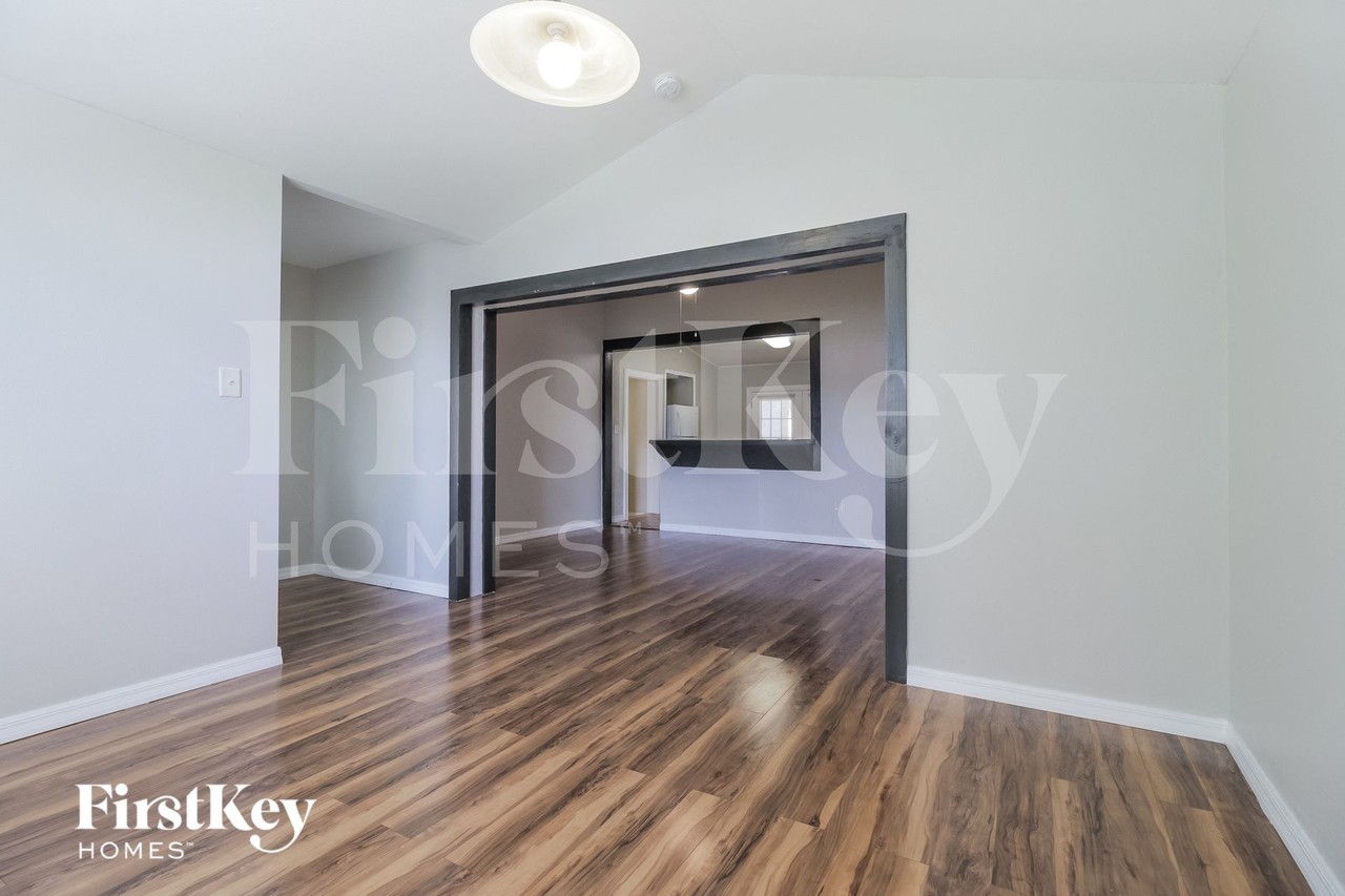 510 Iris Rd - Photo 3 of 15