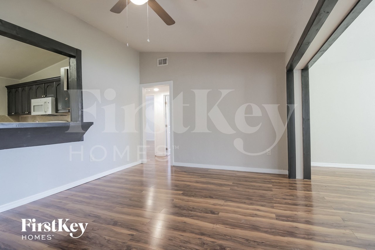 510 Iris Rd - Photo 4 of 15