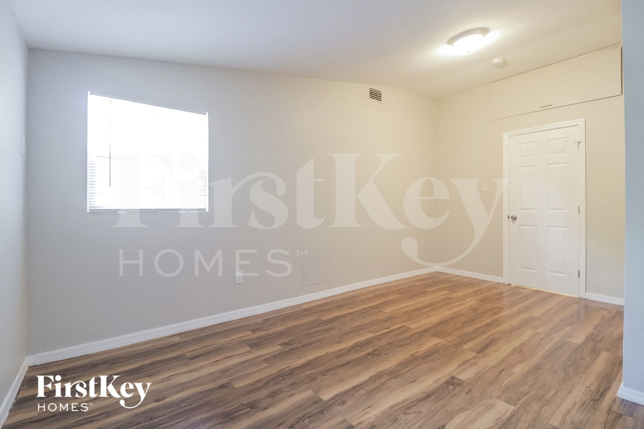 510 Iris Rd - Photo 5 of 15