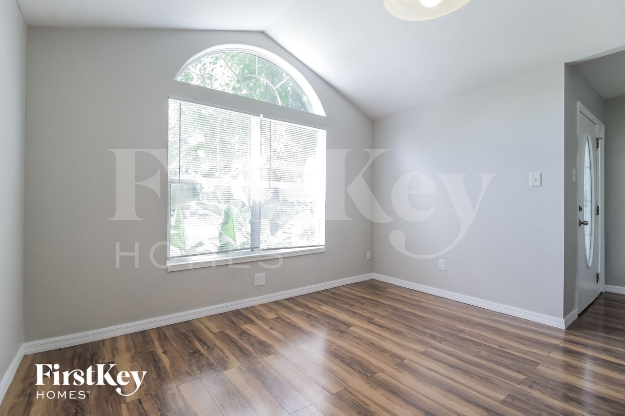 510 Iris Rd - Photo 7 of 15