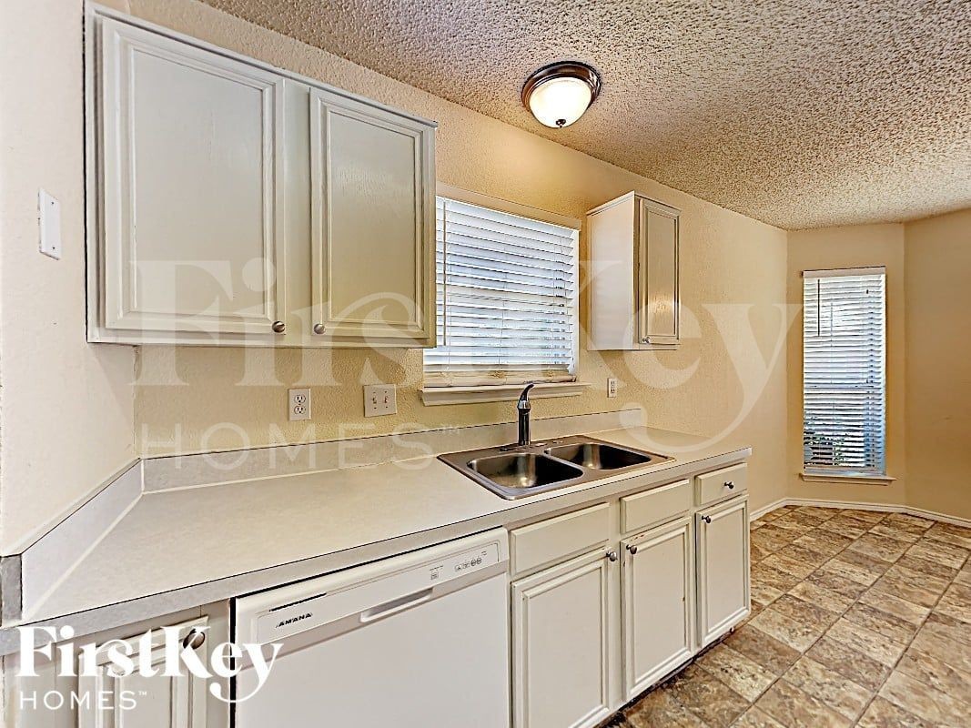 4204 N Coral Springs Dr - Photo 4 of 17