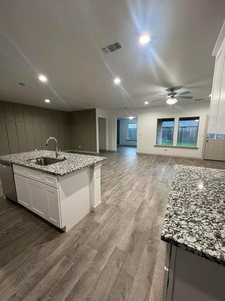 10518 Aberdeen Ave - Photo 4 of 20