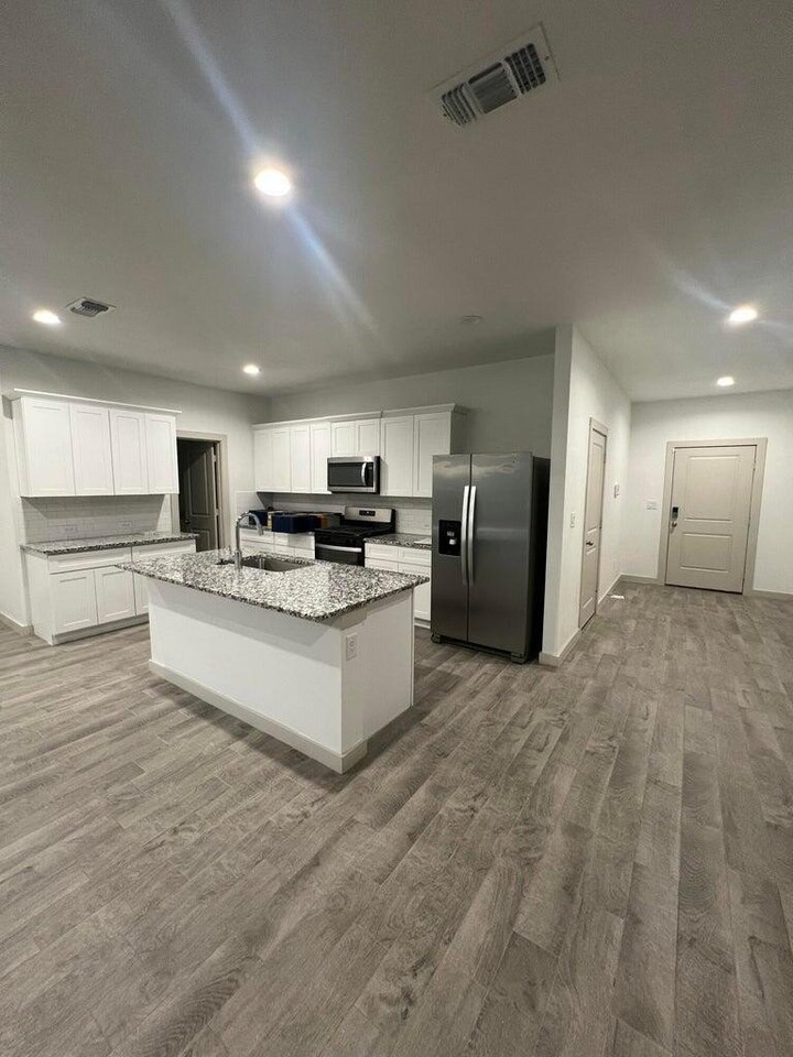 10518 Aberdeen Ave - Photo 5 of 20