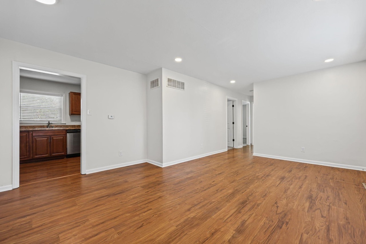 2321 Southgate Dr - Photo 3 of 24