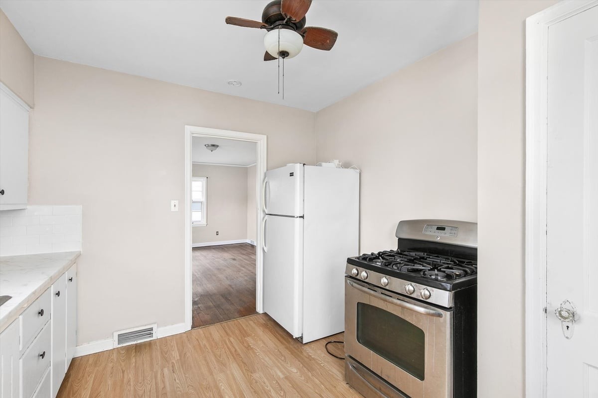 1734 45th St - Photo 4 of 14