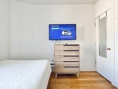 Private Bedroom in 4 Bedroom/2 Bathroom Home - Photo 3 of 7