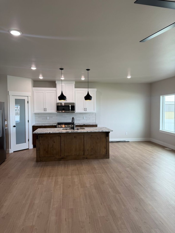 644 S Idaho Ave - Photo 2 of 2