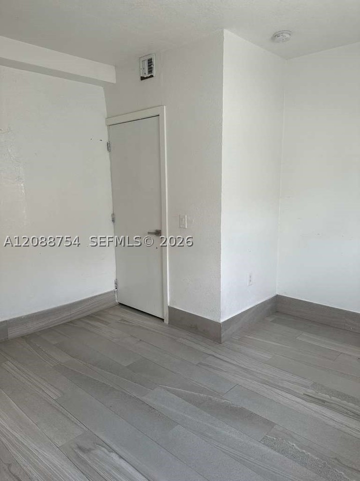 5737 Sw 6th St - Photo 6 of 16