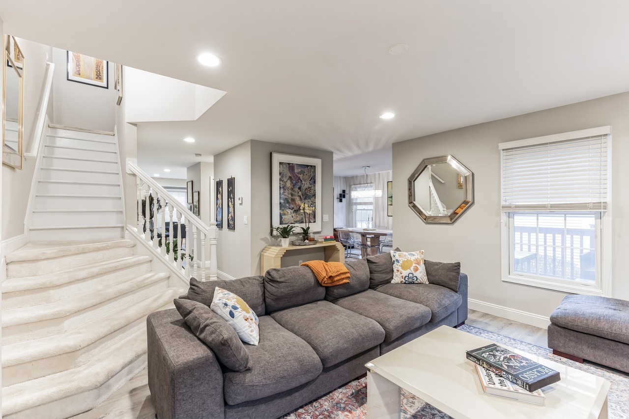 8128 Chester Pkwy - Photo 4 of 10