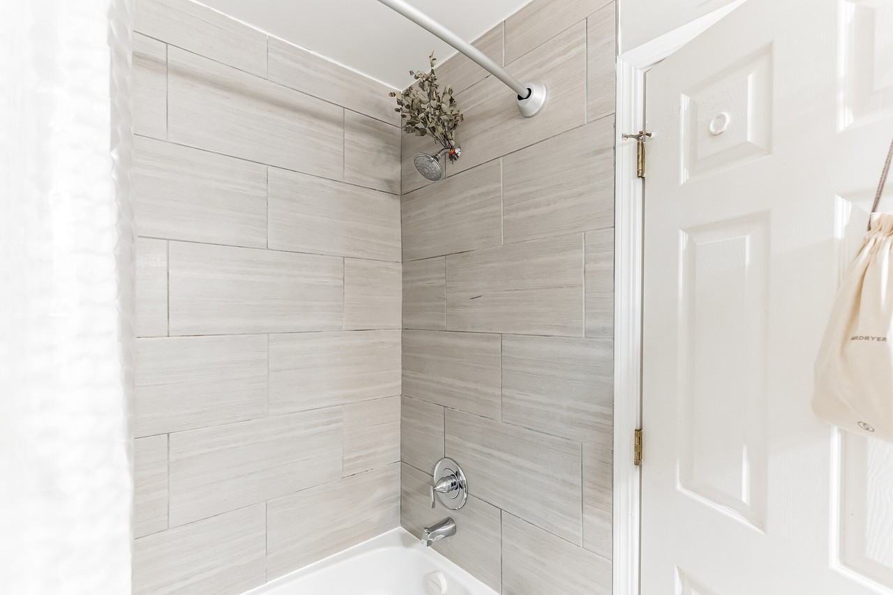 8128 Chester Pkwy - Photo 5 of 10