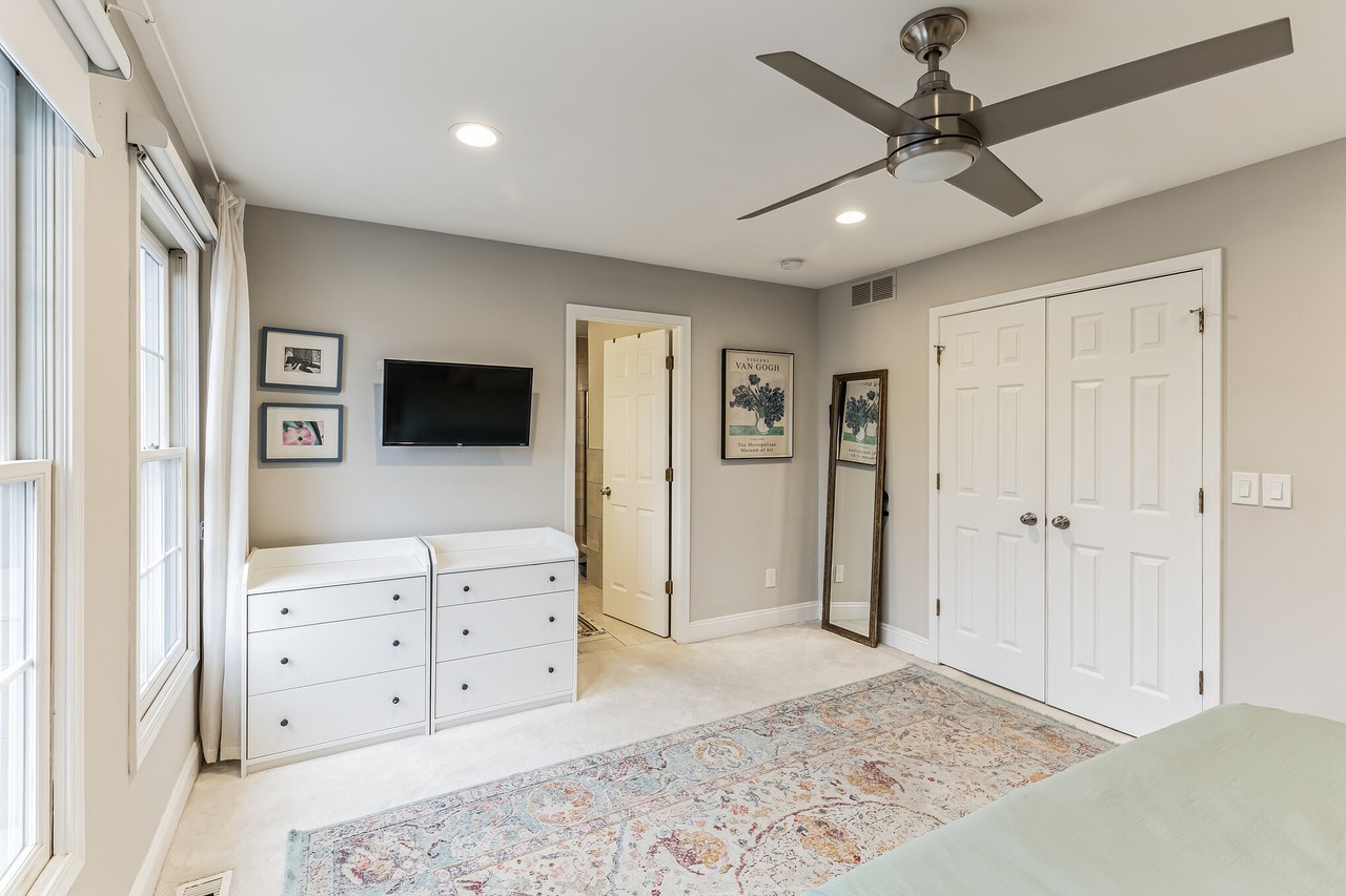 8128 Chester Pkwy - Photo 7 of 10