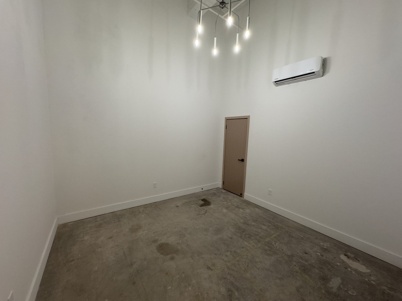 1075 S Watkins St #111 - Photo 3 of 12