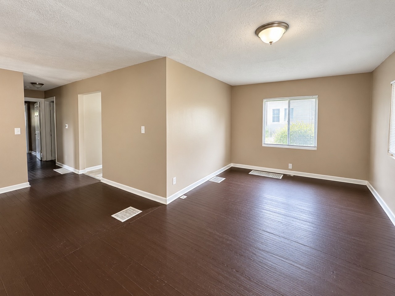 1525 Comer Ave - Photo 2 of 10