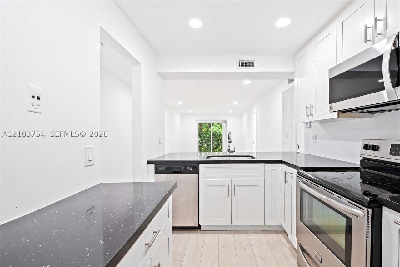 1001 Nw 45th St #2 - Photo 3 of 24