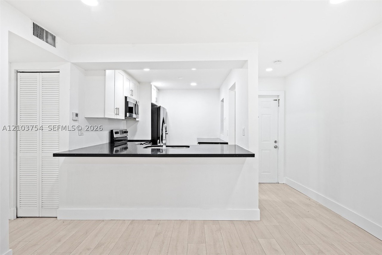 1001 Nw 45th St #2 - Photo 4 of 24