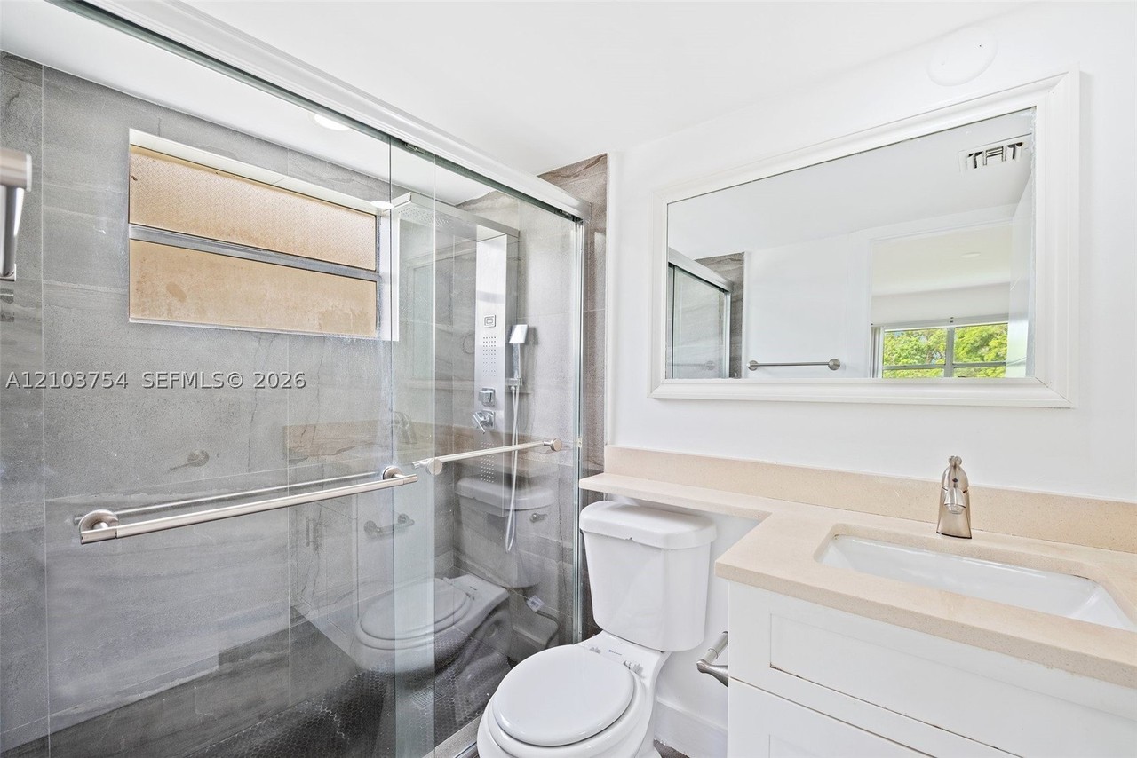1001 Nw 45th St #2 - Photo 5 of 24