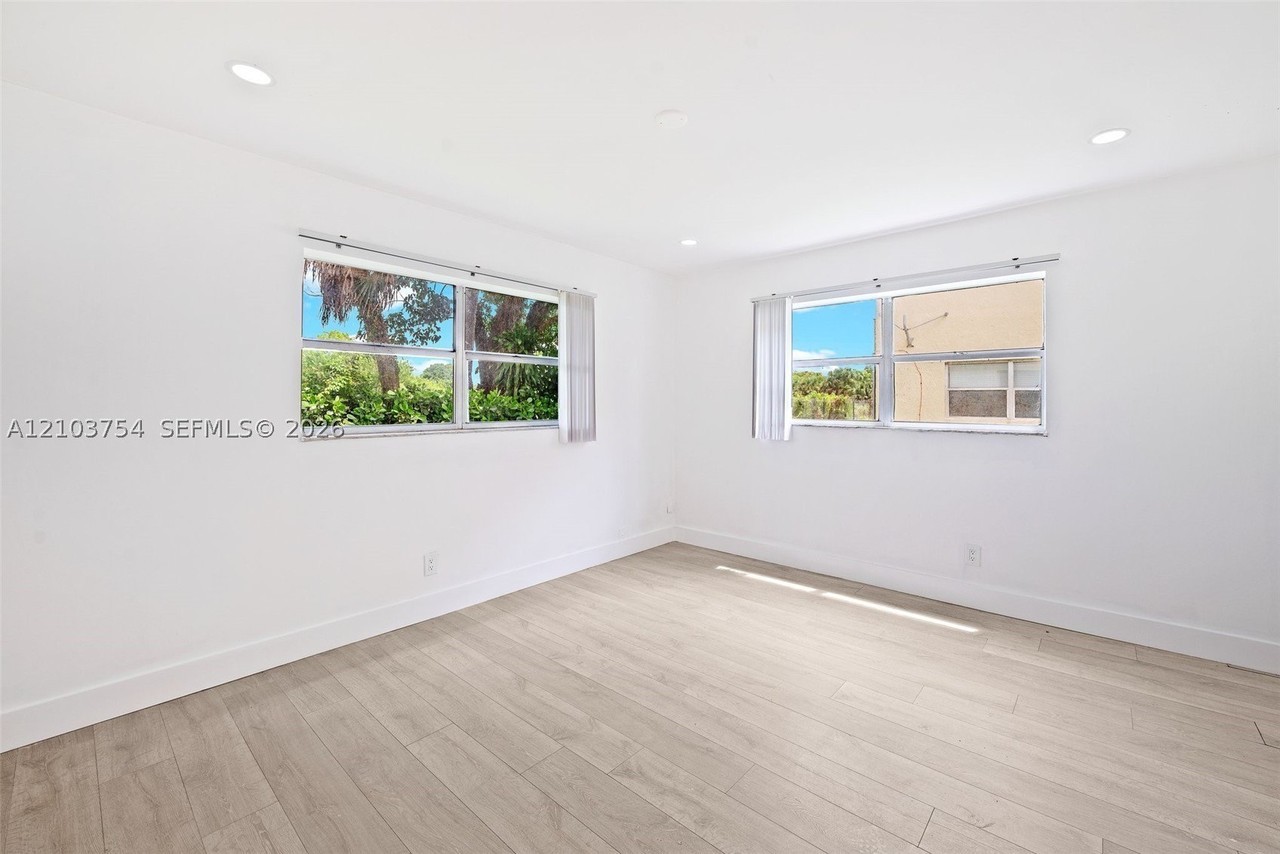1001 Nw 45th St #2 - Photo 6 of 24