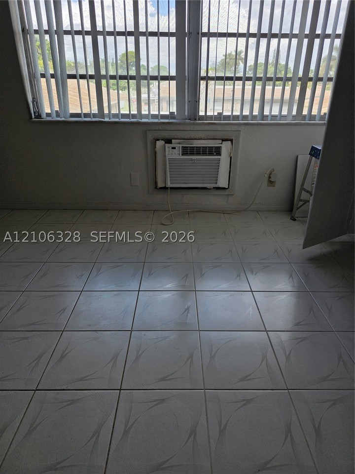 17 Ne 2nd Ave #207 - Photo 5 of 9