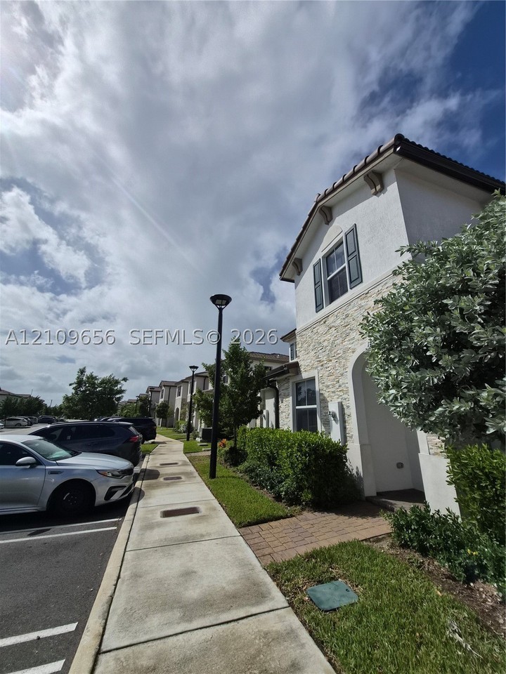 12110 Nw 24th Pl - Photo 5 of 24
