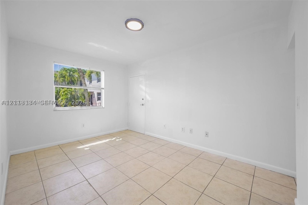 573 Ne 82nd St #6 - Photo 4 of 8