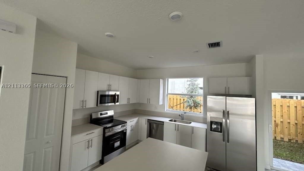1126 Se 2nd Ter - Photo 2 of 18