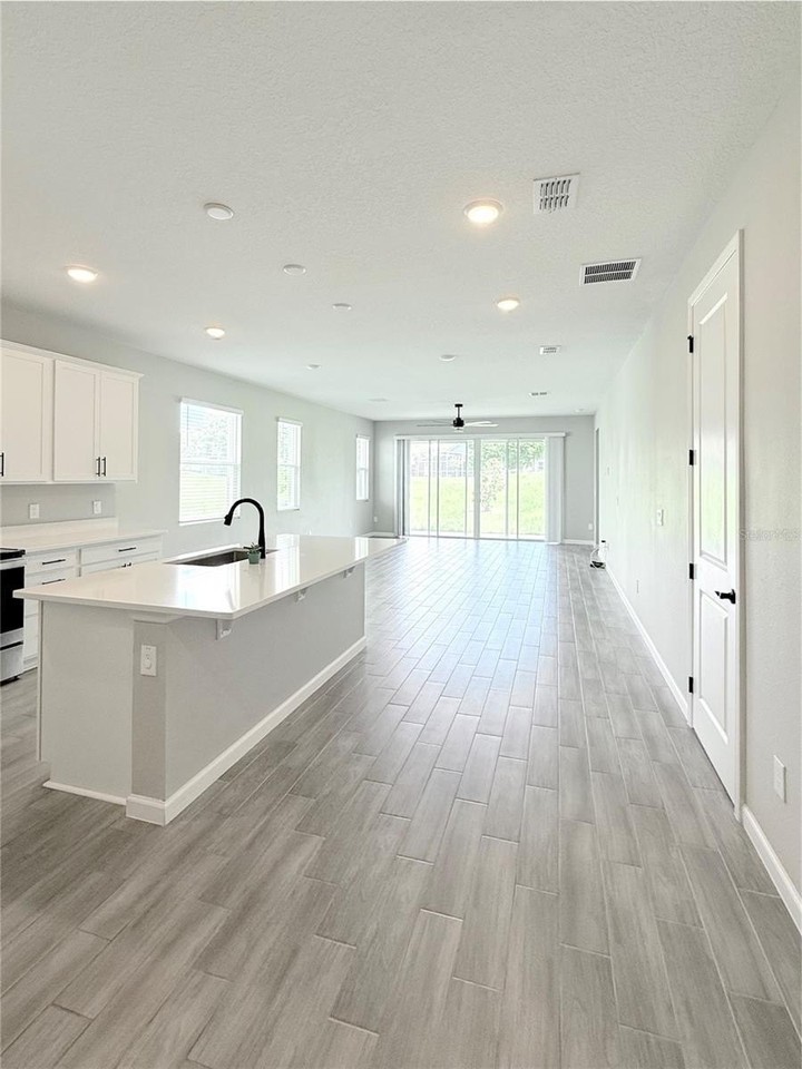 10157 Spring Lake Dr - Photo 2 of 43