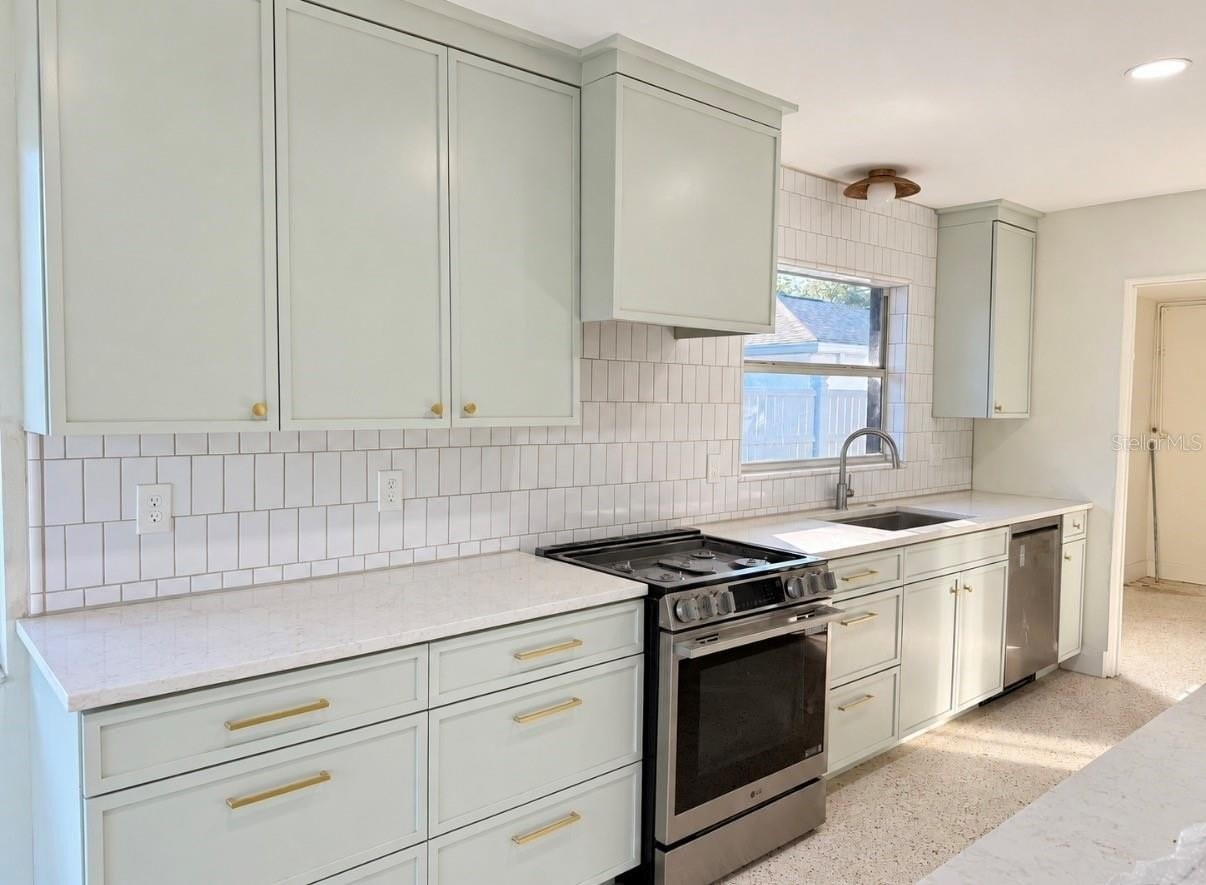 1543 Delaware Ave Ne - Photo 4 of 10