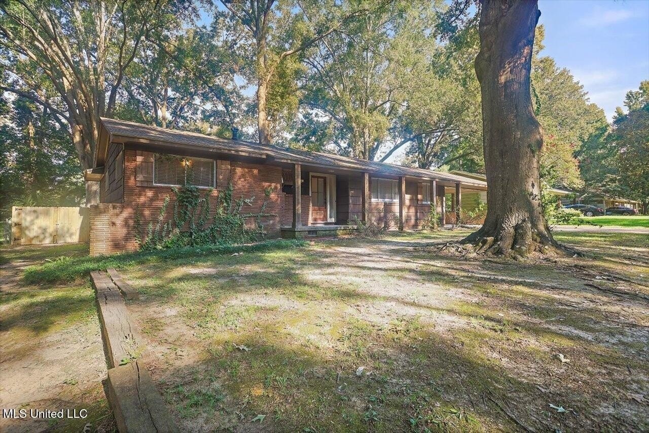 111 Chiswick Cir - Photo 2 of 30