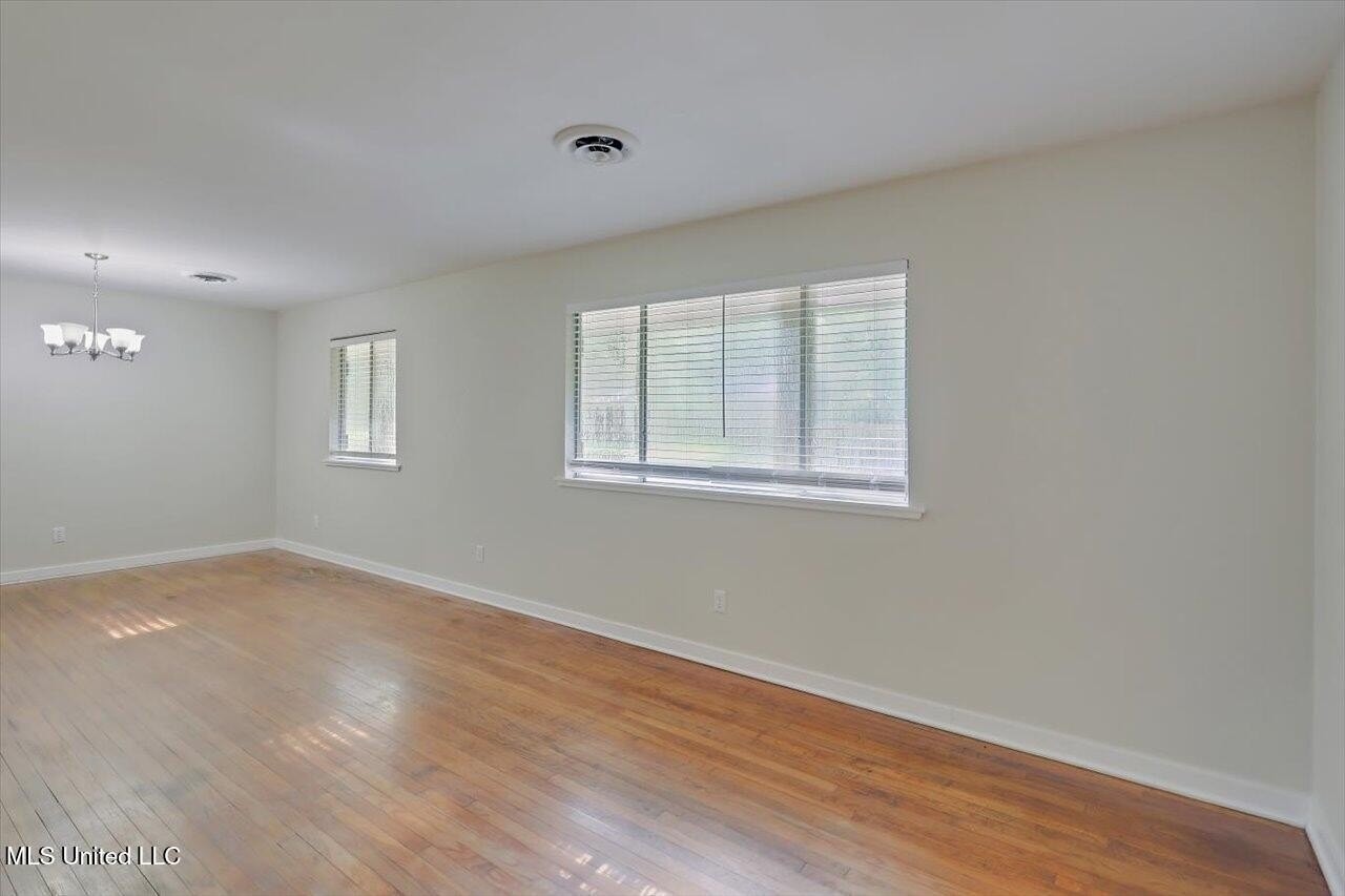 111 Chiswick Cir - Photo 6 of 30