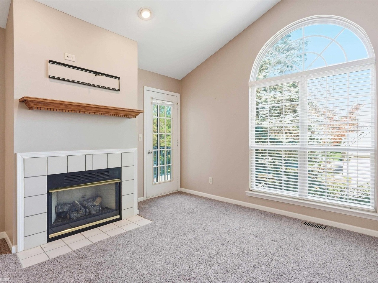52376 Heatherstone Ave - Photo 4 of 34