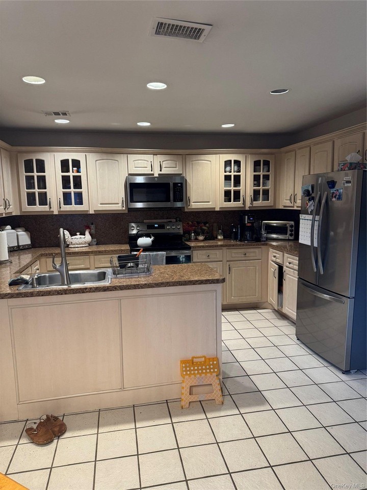 124 Fairfield Dr - Photo 4 of 20