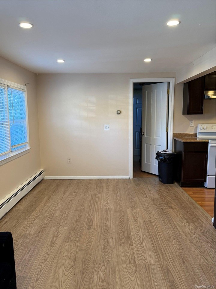 899 Connetquot Ave - Photo 2 of 5