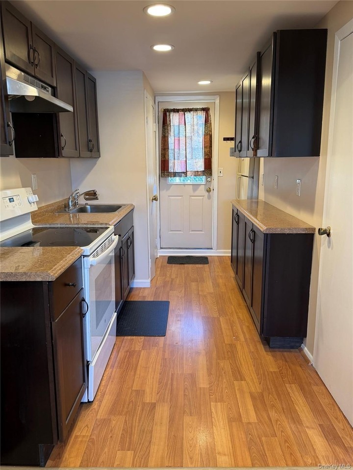 899 Connetquot Ave - Photo 3 of 5