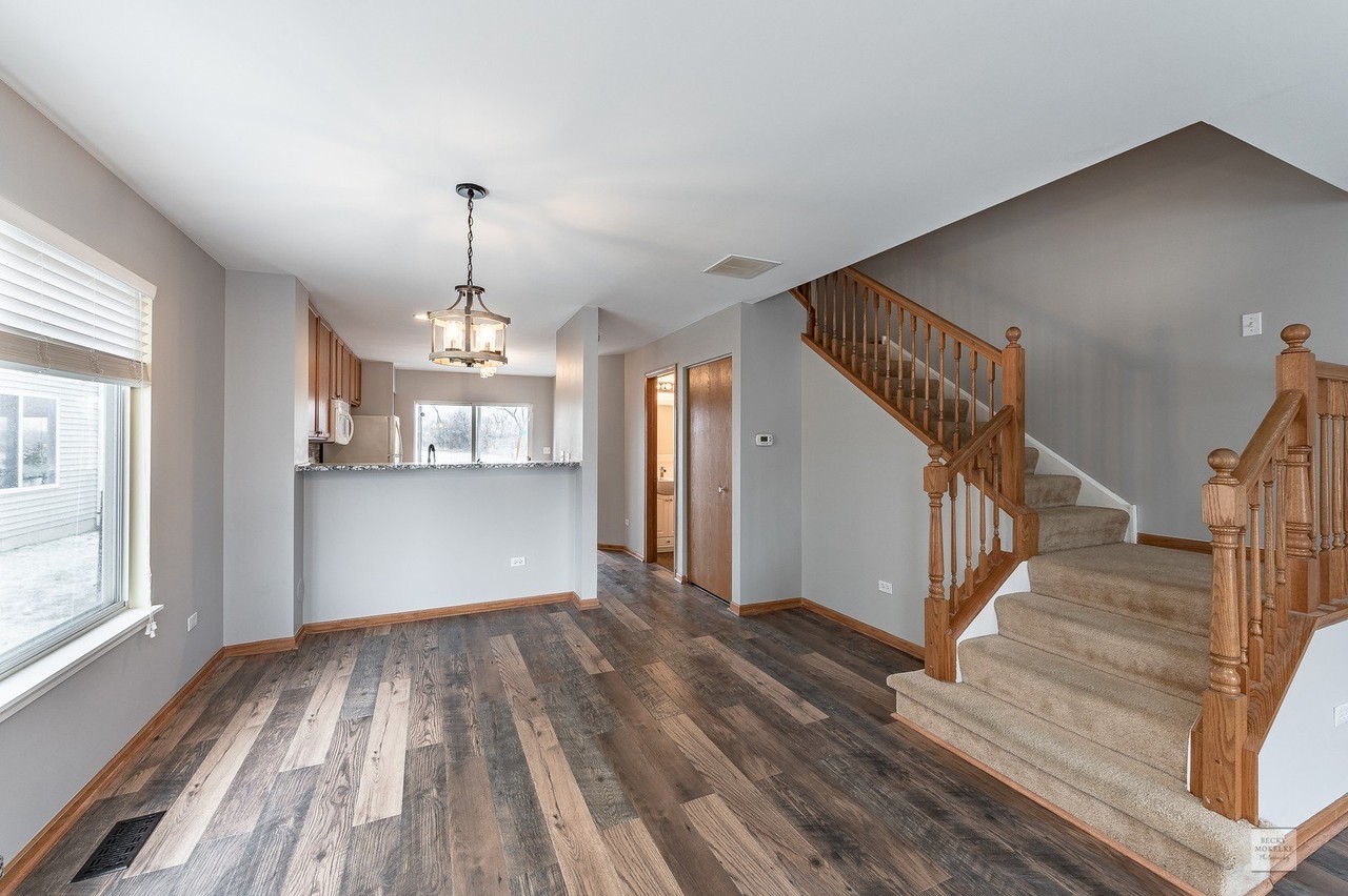 2431 Roxbury Ln - Photo 2 of 13