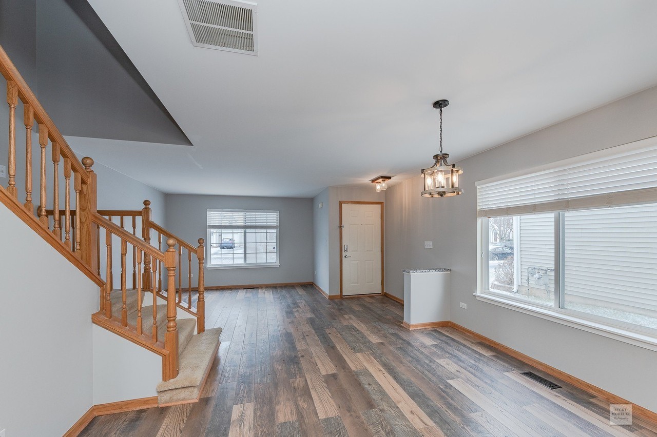2431 Roxbury Ln - Photo 4 of 13