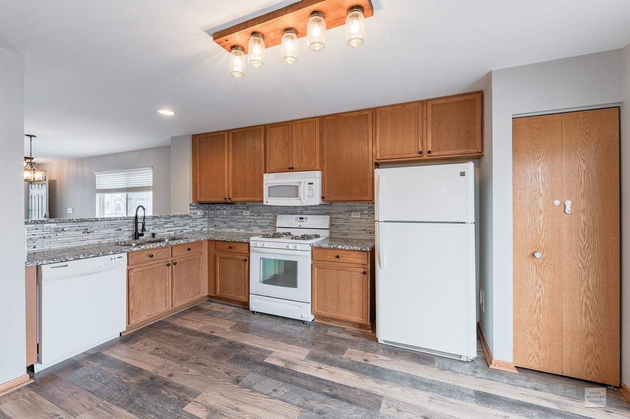 2431 Roxbury Ln - Photo 6 of 13