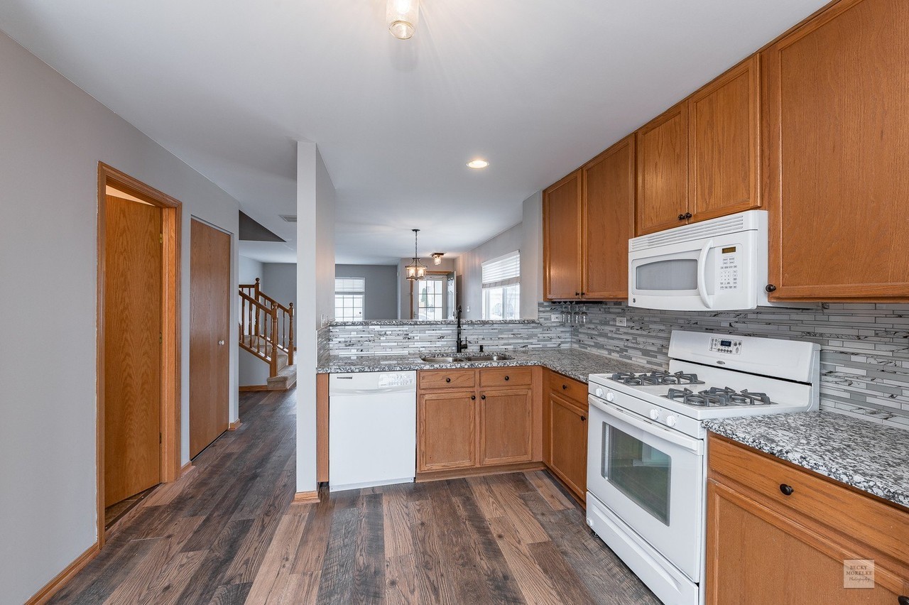 2431 Roxbury Ln - Photo 7 of 13