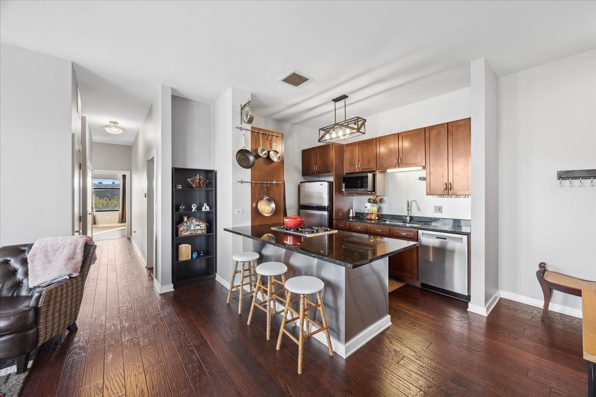 1621 S Halsted St #402 - Photo 3 of 27