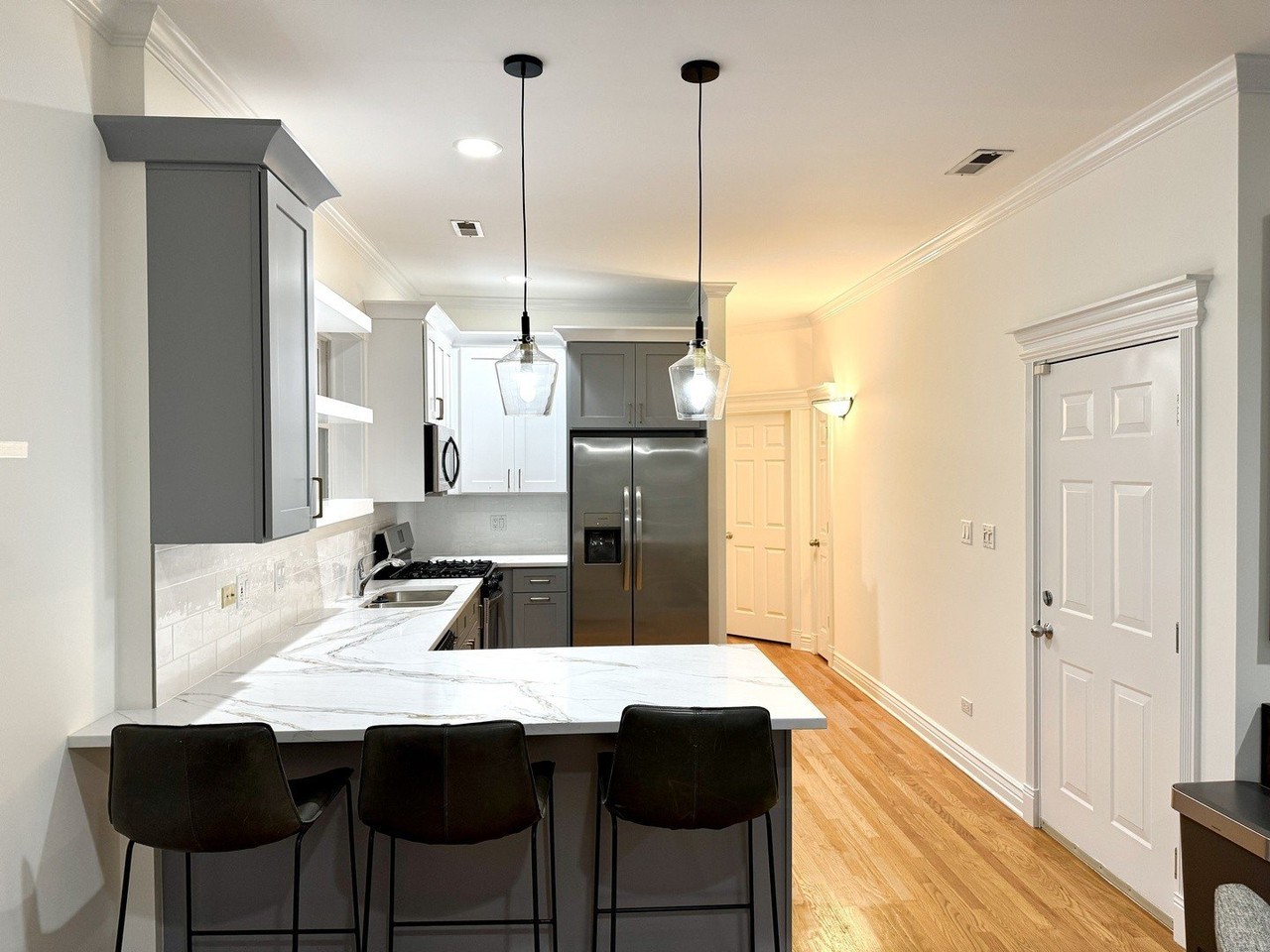 1908 N Sheffield Ave #2 - Photo 6 of 11