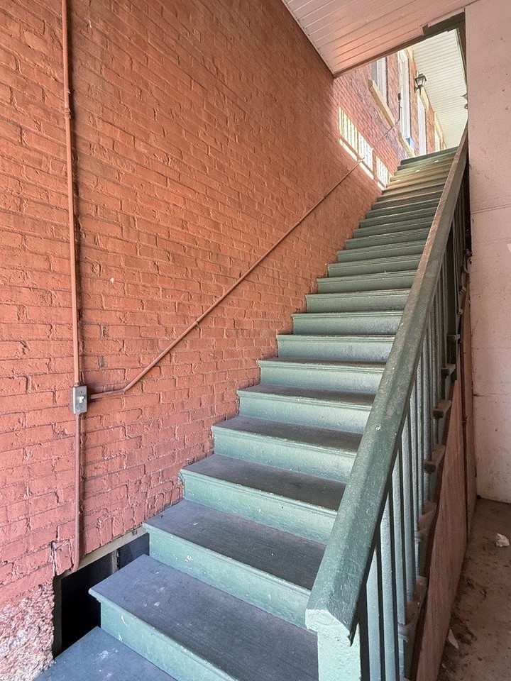 148 N Sycamore St #B2 - Photo 3 of 14