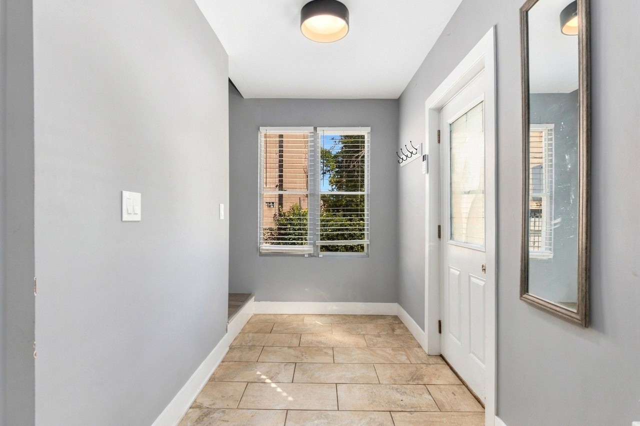 6562 N Damen Ave - Photo 2 of 26