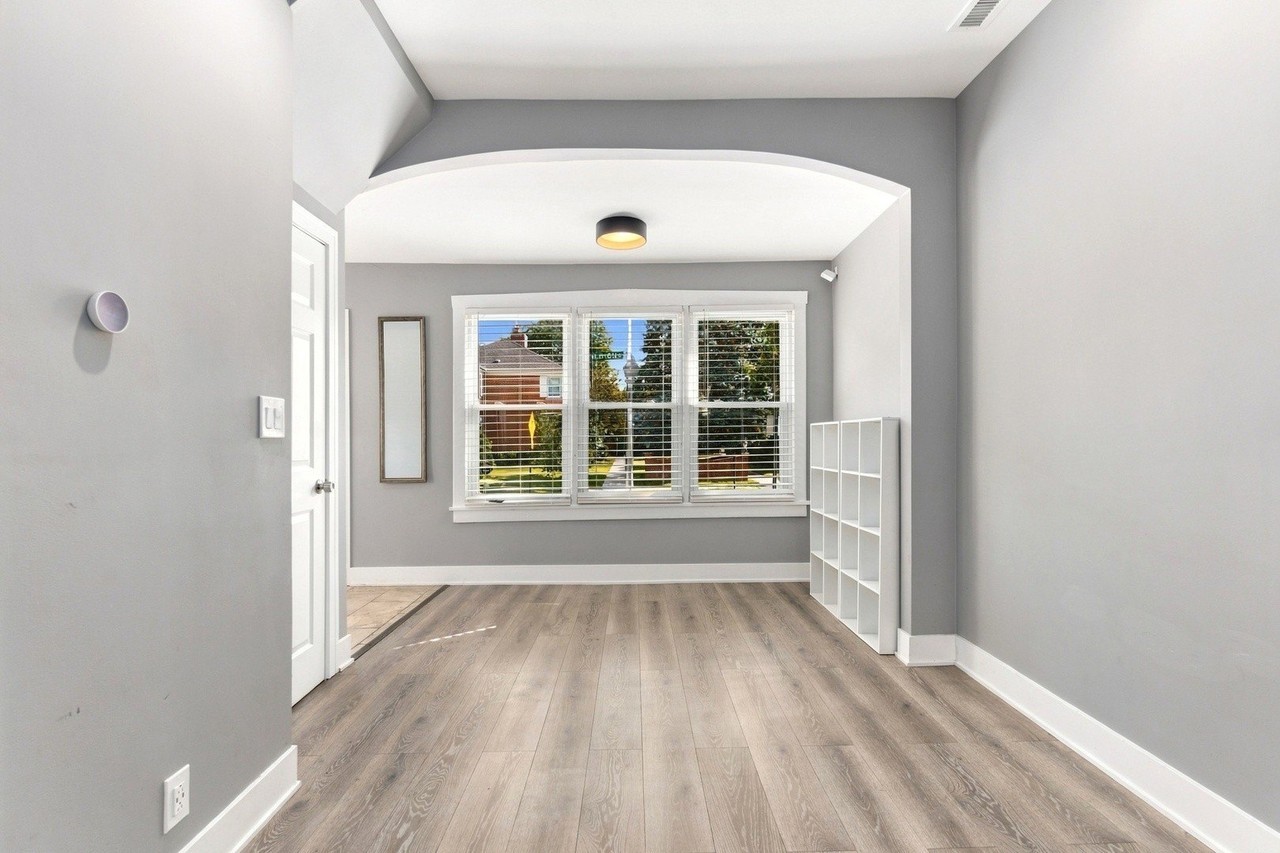 6562 N Damen Ave - Photo 6 of 26