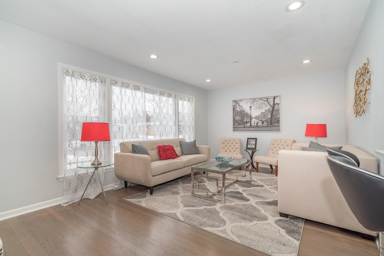 8056 N Ottawa Ave - Photo 2 of 15