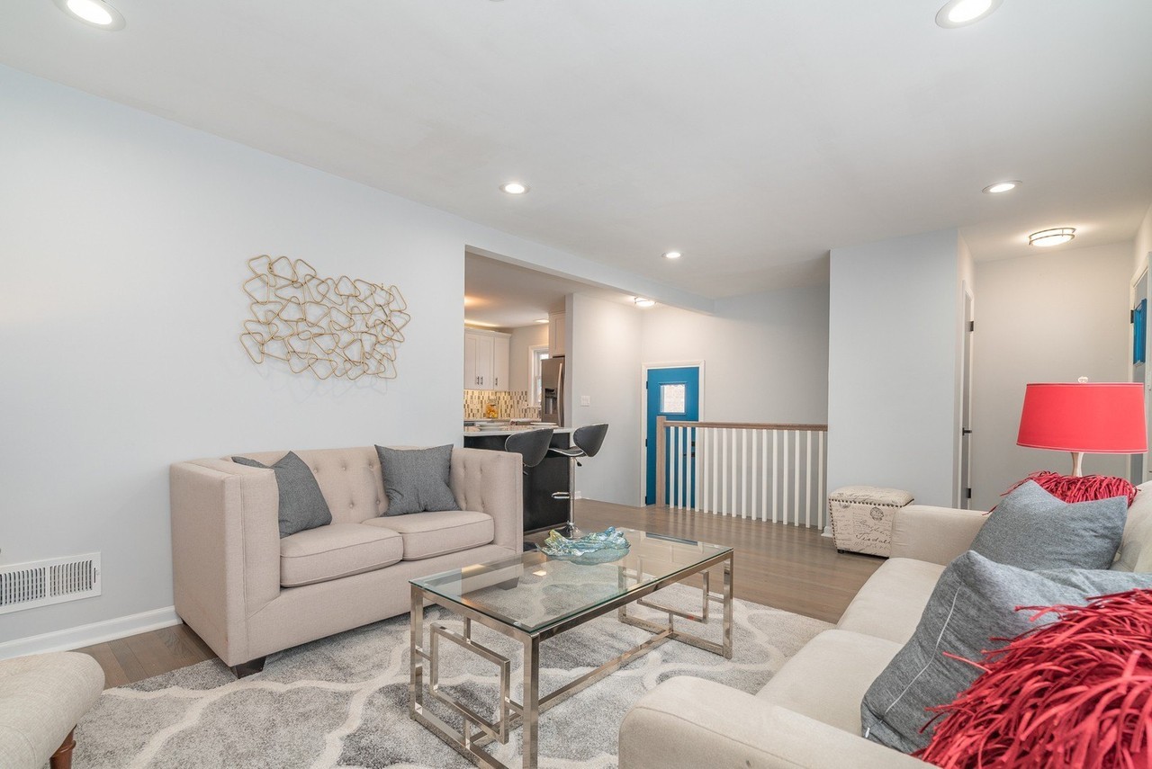 8056 N Ottawa Ave - Photo 3 of 15
