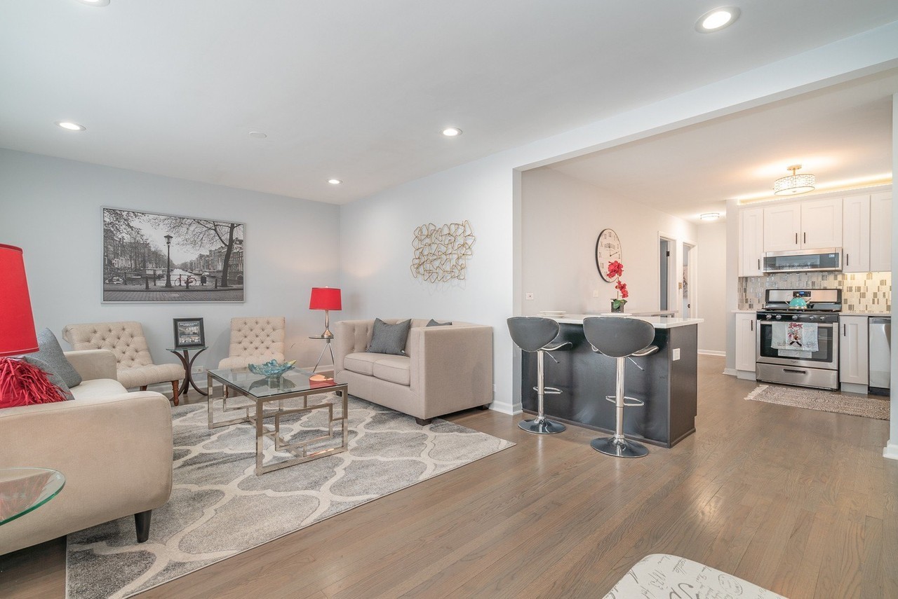 8056 N Ottawa Ave - Photo 4 of 15