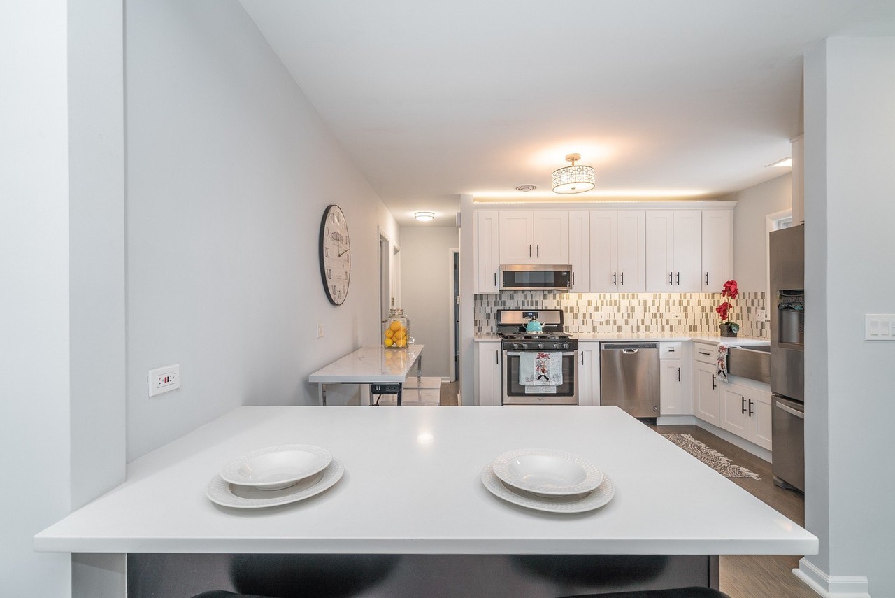 8056 N Ottawa Ave - Photo 5 of 15