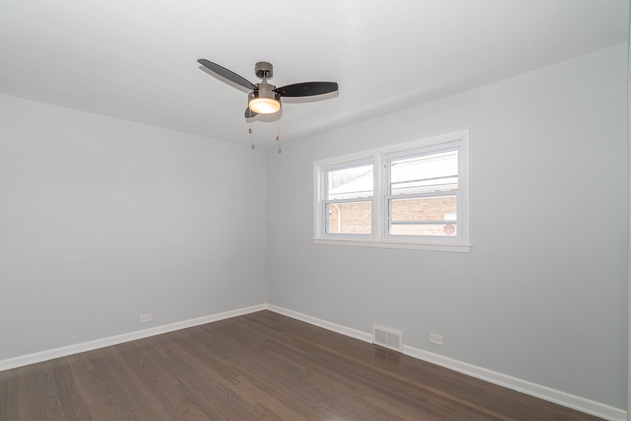 8056 N Ottawa Ave - Photo 7 of 15