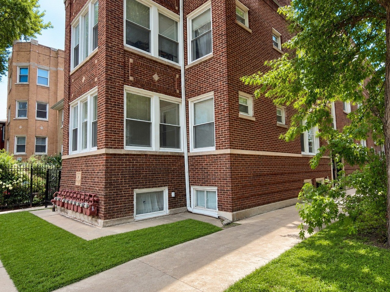 3105 W Argyle St #1 - Photo 3 of 25