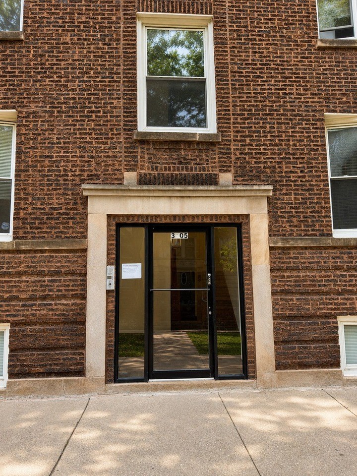 3105 W Argyle St #1 - Photo 4 of 25